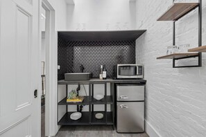 Mikrovågsugn, spishäll, kaffe- och tebryggare och grytor/köksredskap