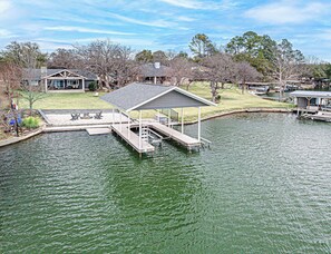 Marina - Lakefront Family Home for 12, w Picturesque Views & Patio (Granite Shoals)
