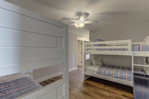 4 bedrooms, iron/ironing board, WiFi, bed sheets - Lakefront Family Home for 12, w Picturesque Views & Patio (Granite Shoals)