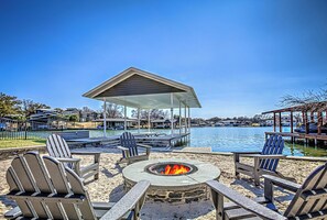 Terrace/patio - Lakefront Family Home for 12, w Picturesque Views & Patio (Granite Shoals)