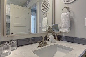 Dusche, Haartrockner, Handtücher, Shampoo