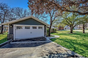 Exterior - Lakefront Family Home for 12, w Picturesque Views & Patio (Granite Shoals)