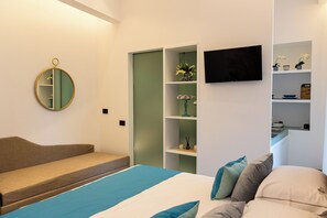 Superior driepersoonskamer, balkon, uitzicht op de stad | Een kluis op de kamer, een bureau, een laptopwerkplek