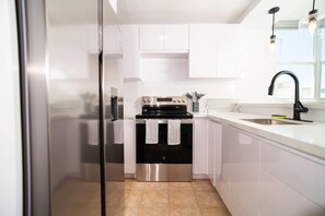 Kühlschrank, Mikrowelle, Herdplatte, Wasserkocher mit Kaffee-/Teezubehör