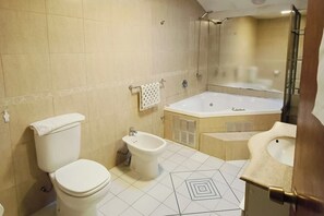 Cabane Standard, 3 chambres | Salle de bain | Douche, serviettes fournies, savon, papier toilette