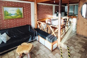 Family Cabin | Living area | 32-inch flat-screen TV with cable channels - Hostal & Cabañas Don Juan (Villarrica)