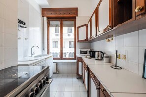 Fridge, microwave, stovetop, dishwasher - 170sqm Chic stay in the Perfect location to Explore Milan (Milano)