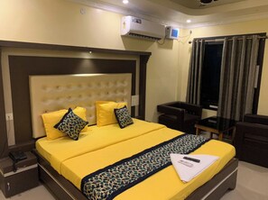 Desk, free WiFi, bed sheets - DhamStay Hotel Asish Near Sea Beach Puri (Brahmagiri)