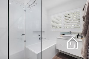 Dusche, Haartrockner, Handtücher, Toilettenpapier