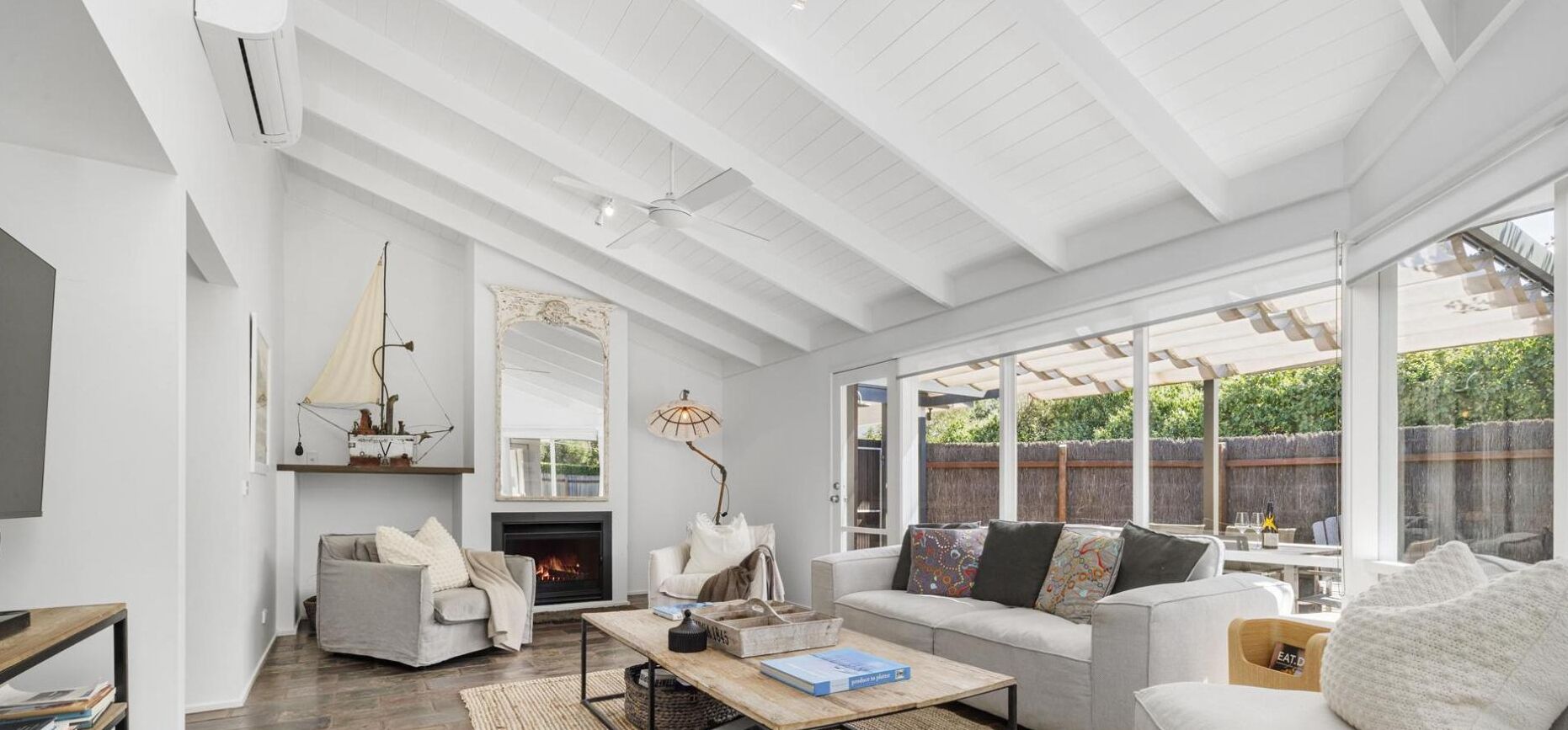 Smart TV, chimenea, reproductor de DVD, libros