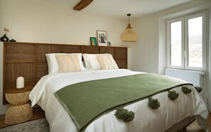 5 bedrooms, iron/ironing board, Internet, bed sheets - Between the mountains and the sea, a profound and eco-chic nature experience in (MONTBOLO)