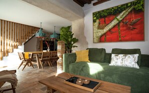 TV, DVD player, books, stereo - Between the mountains and the sea, a profound and eco-chic nature experience in (MONTBOLO)