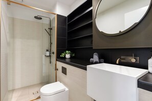 Shower, hair dryer, towels - UNO (Melbourne)