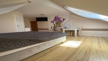 3 bedrooms, travel cot, free WiFi, bed sheets