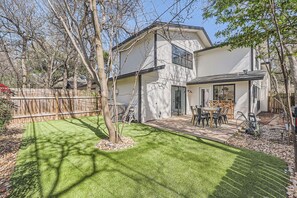 Outdoor dining - New 3 BDRM Home Northwest Austin/Near Q2 & Domain (Austin)