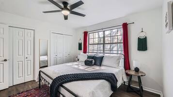 3 habitaciones, escritorio, tabla de planchar con plancha y wifi gratis