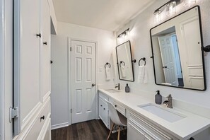 Haartrockner, Handtücher, Seife, Shampoo