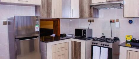 Frigorífico, microondas, horno y placa de cocina