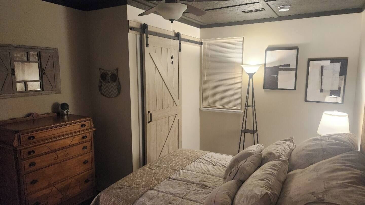 3 dormitorios, escritorio, tabla de planchar con plancha y cuna de viaje