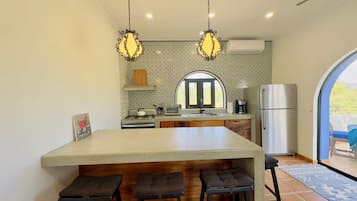 Réfrigérateur, micro-ondes, plaque de cuisson, lave-vaisselle