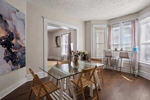 Dining - Summit Scholars Suites For 12 (Columbus)
