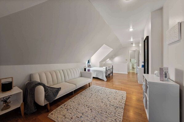 Interior - Summit Scholars Suites For 12 (Columbus)