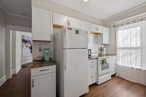 Fridge, microwave, oven, stovetop - Summit Scholars Suites For 12 (Columbus)