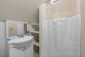 Shower, hair dryer, towels, shampoo - Summit Scholars Suites For 12 (Columbus)