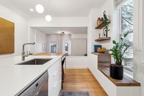 Micro-ondes, four, plaque de cuisson, lave-vaisselle