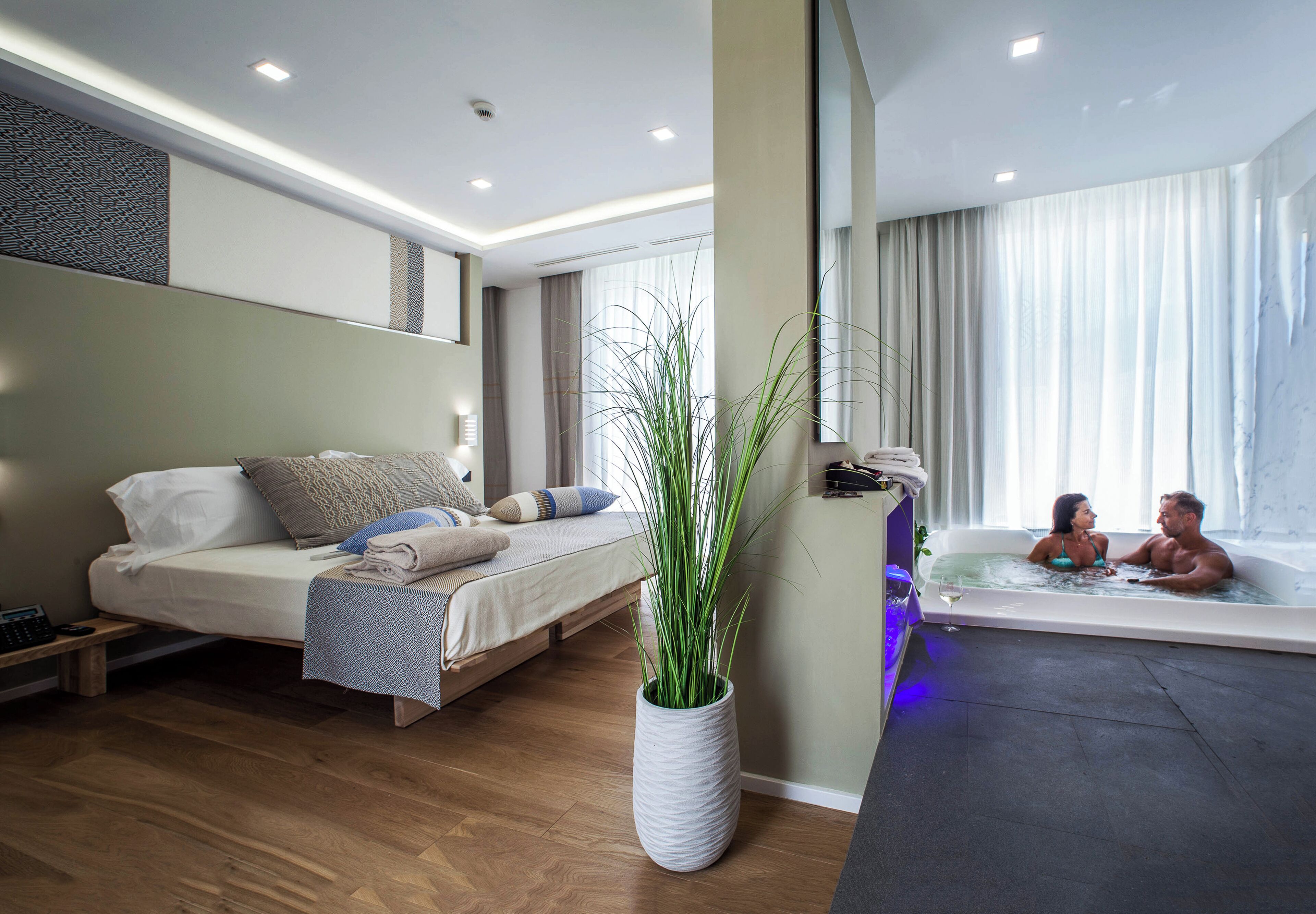 Luxury-Suite, Meerseite | Zimmersafe, Schreibtisch, laptopgeeigneter Arbeitsplatz