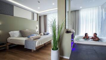 Luxury-Suite, Meerseite | Zimmersafe, Schreibtisch, laptopgeeigneter Arbeitsplatz