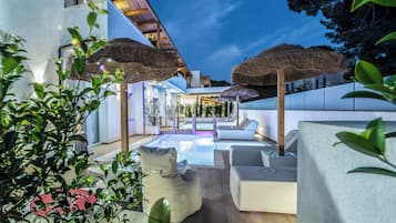 Chambre Deluxe Double ou avec lits jumeaux, vue piscine | Terrasse/Patio