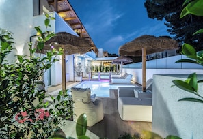 Chambre Deluxe Double ou avec lits jumeaux, vue piscine | Terrasse/Patio