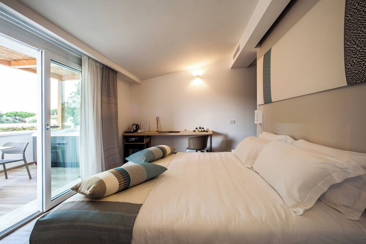 Deluxe Double Room - Jacuzzi, Sea View | In-room safe, desk, laptop workspace, blackout drapes
