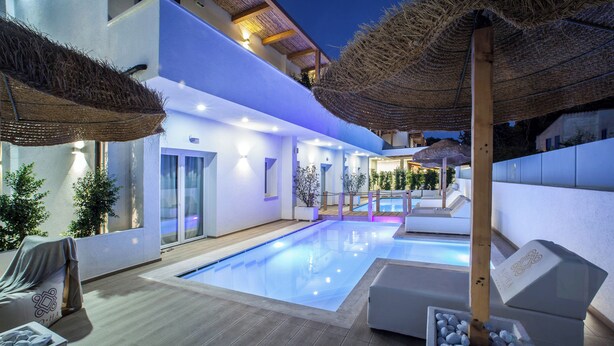 Dobbelt- eller tomannsrom – deluxe, bassengutsikt | Terrasse/patio