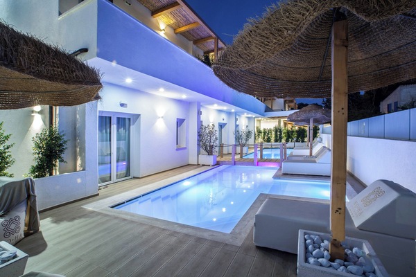 Dobbelt- eller tomannsrom – deluxe, bassengutsikt | Terrasse/patio