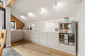 Kylskåp, mikrovågsugn, ugn och diskmaskin