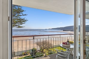 Outdoor dining - Beachside - Sea Views, Village Centre Saundersfoot (Saundersfoot)