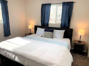 2 Schlafzimmer, Schreibtisch, Bügeleisen/Bügelbrett, Reisekinderbett