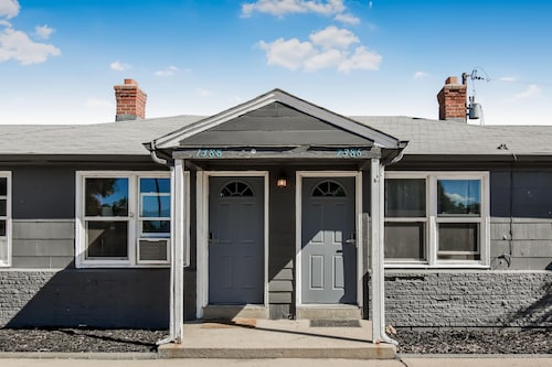 Great Updated King Bed Near Denver Sports field and concerts