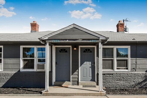 Great Updated King Bed Near Denver Sports field and concerts