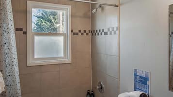 Een douche, een haardroger, handdoeken