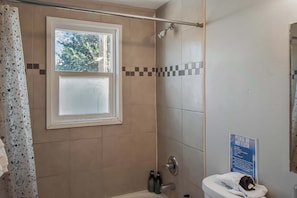 Douche, sèche-cheveux, serviettes fournies