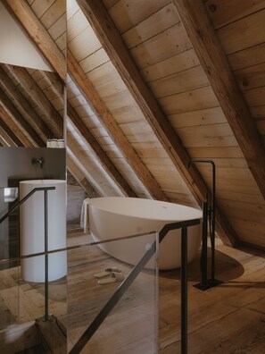 Tallelokero huoneessa, työpöytä