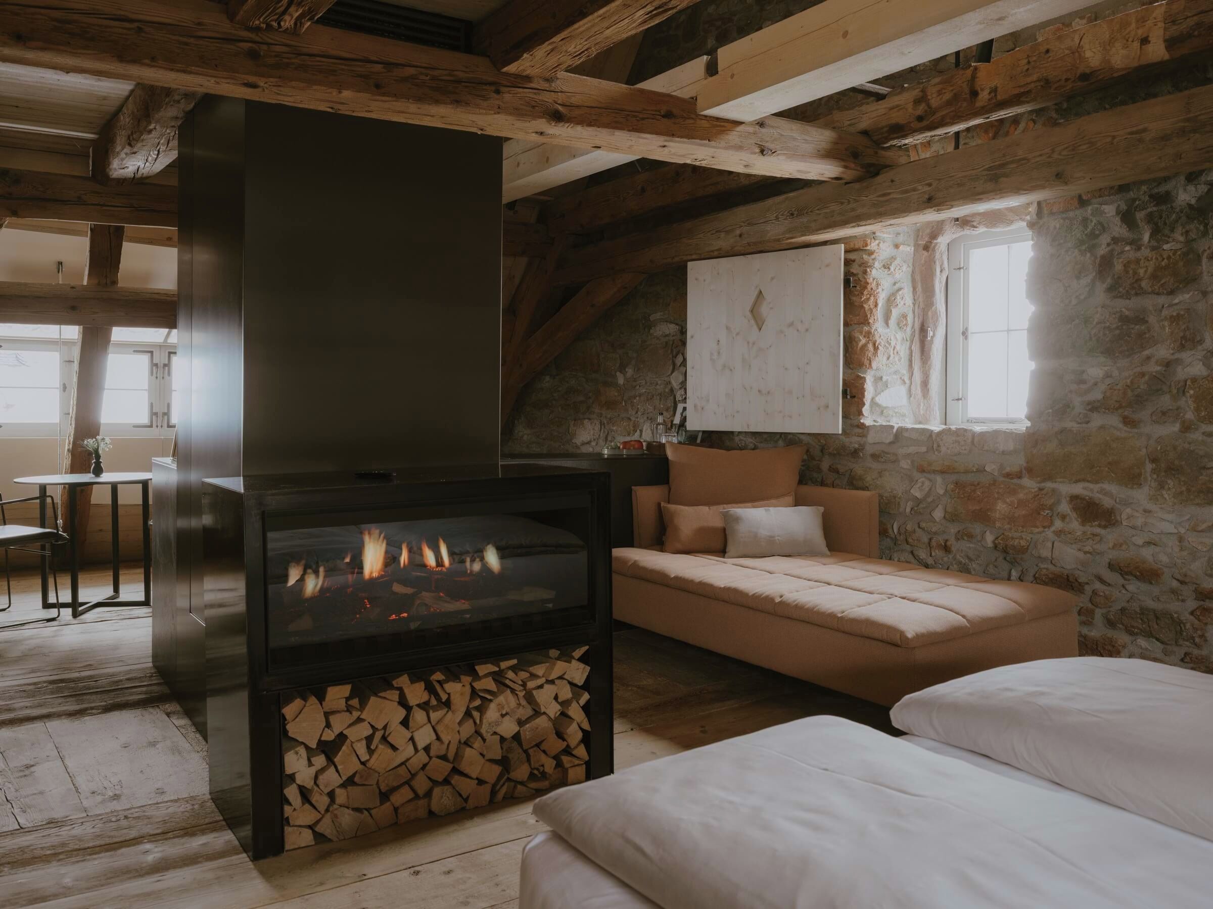 客房內保險箱、書桌、筆電工作空間、遮光布/窗簾