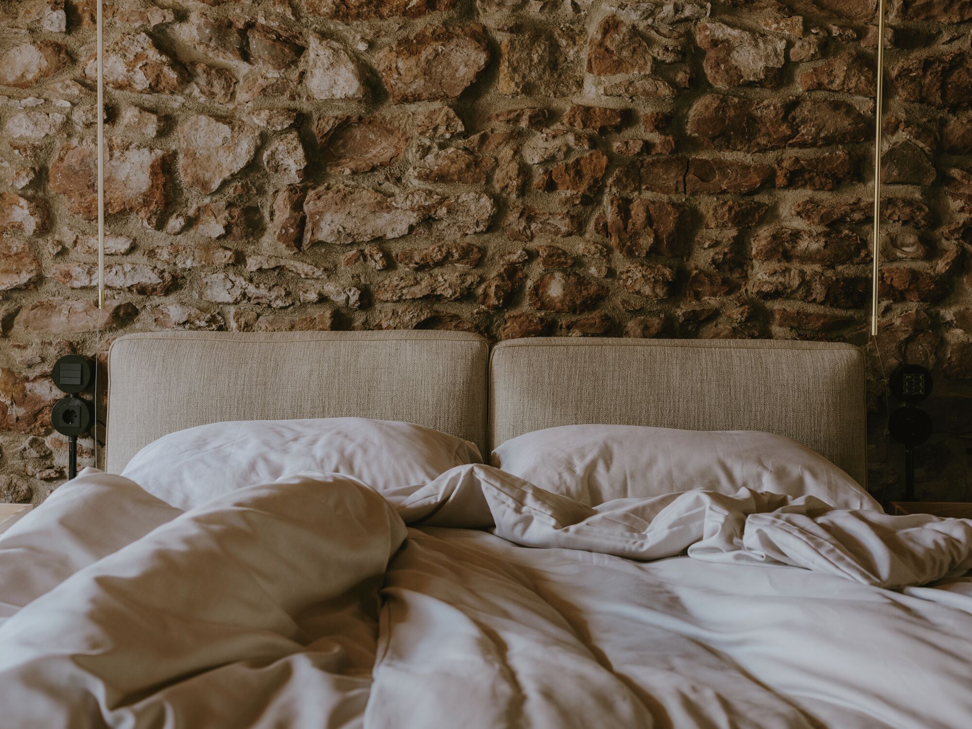 Studio | Badkamer | Een haardroger, pantoffels, handdoeken, zeep