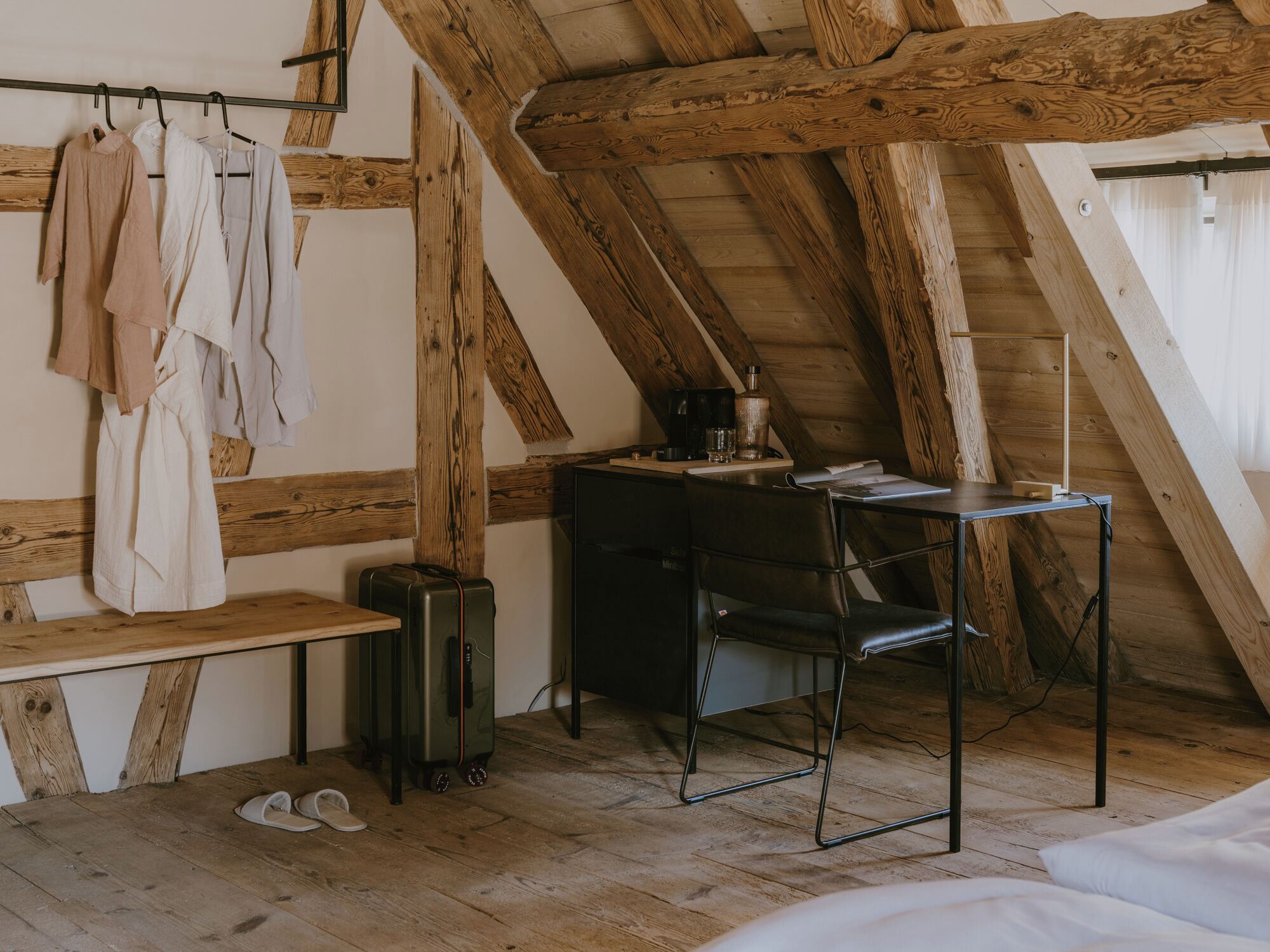 Comfort-Doppelzimmer | Zimmersafe, Schreibtisch, laptopgeeigneter Arbeitsplatz