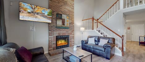 Televisión, chimenea y oficina