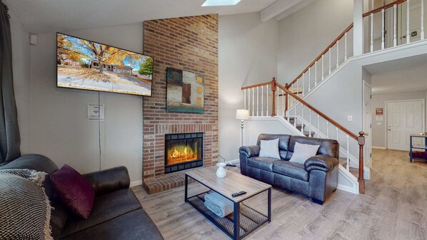 Télévision, cheminée, espaces bureaux