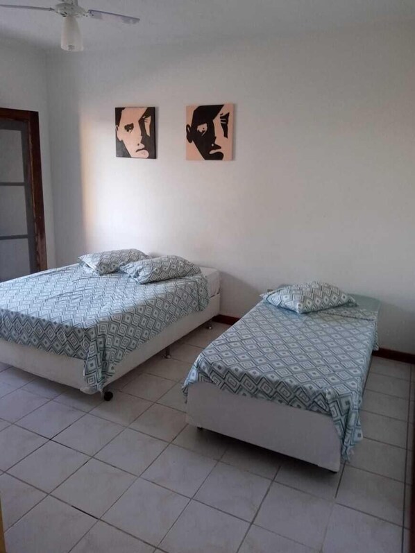 Familie driepersoonskamer | Een laptopwerkplek, gratis wifi